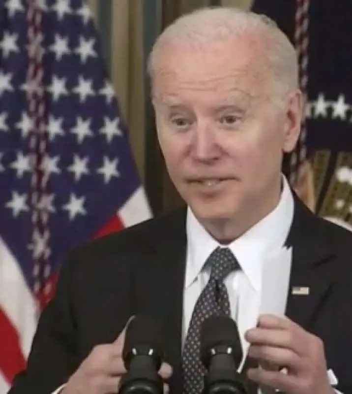 joe biden con i foglietti 1