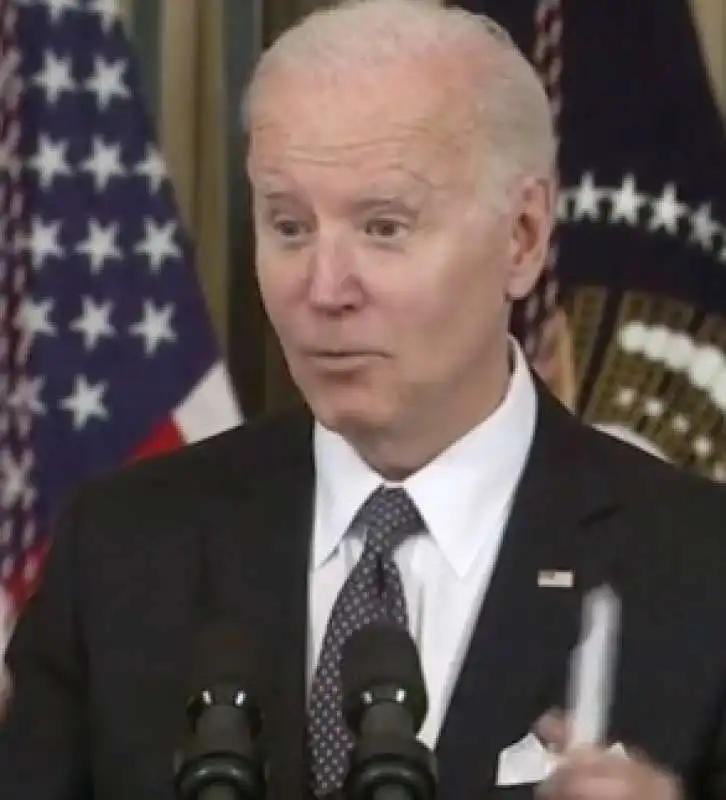 joe biden con i foglietti 2