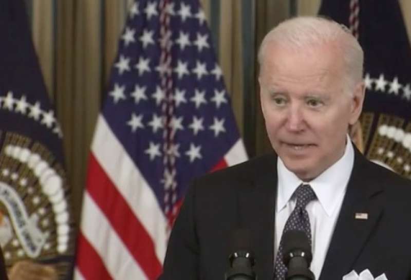 joe biden con i foglietti 3