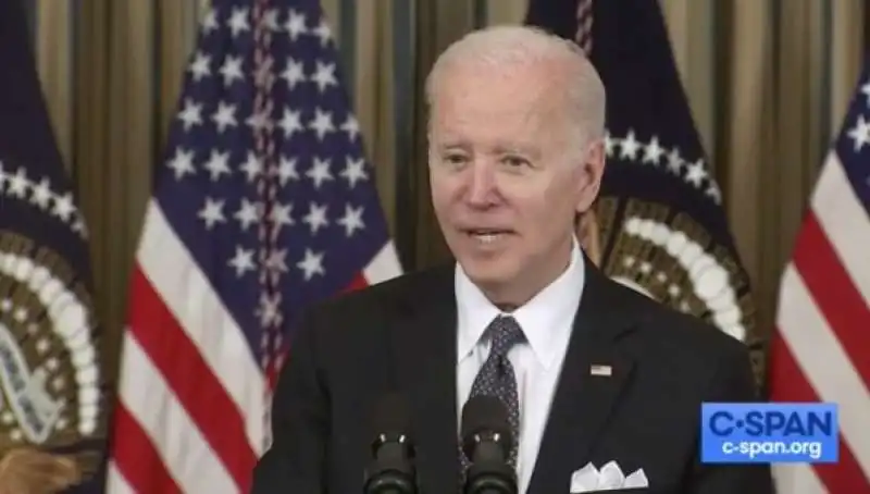 joe biden con i foglietti 4