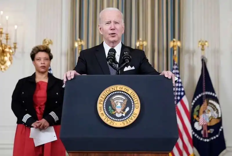 joe biden con i foglietti 7