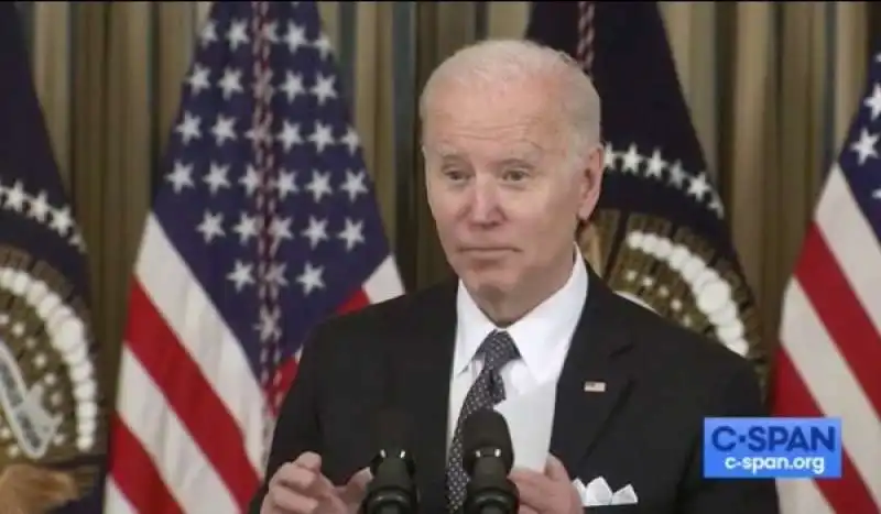 joe biden con i foglietti 8