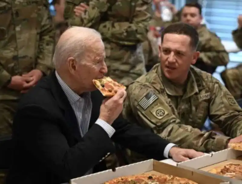 joe biden mangia la pizza con i soldati americani in polonia    1