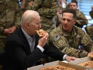 joe biden mangia la pizza con i soldati americani in polonia 1