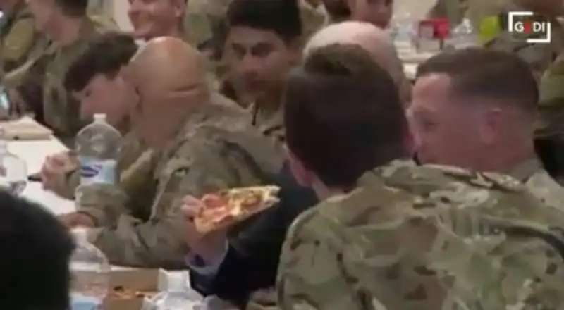 joe biden mangia la pizza con i soldati americani in polonia    10