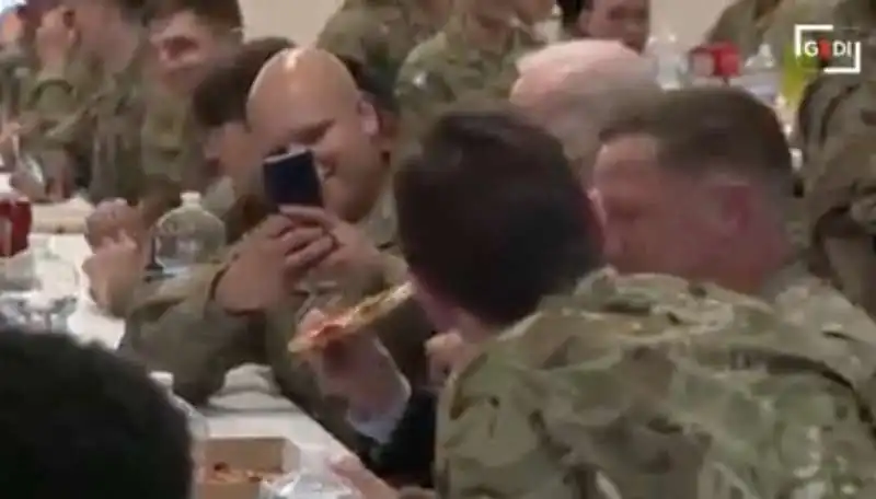 joe biden mangia la pizza con i soldati americani in polonia    11