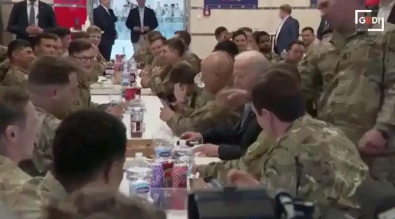 joe biden mangia la pizza con i soldati americani in polonia    12