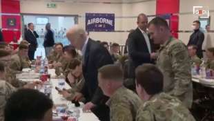 joe biden mangia la pizza con i soldati americani in polonia 13