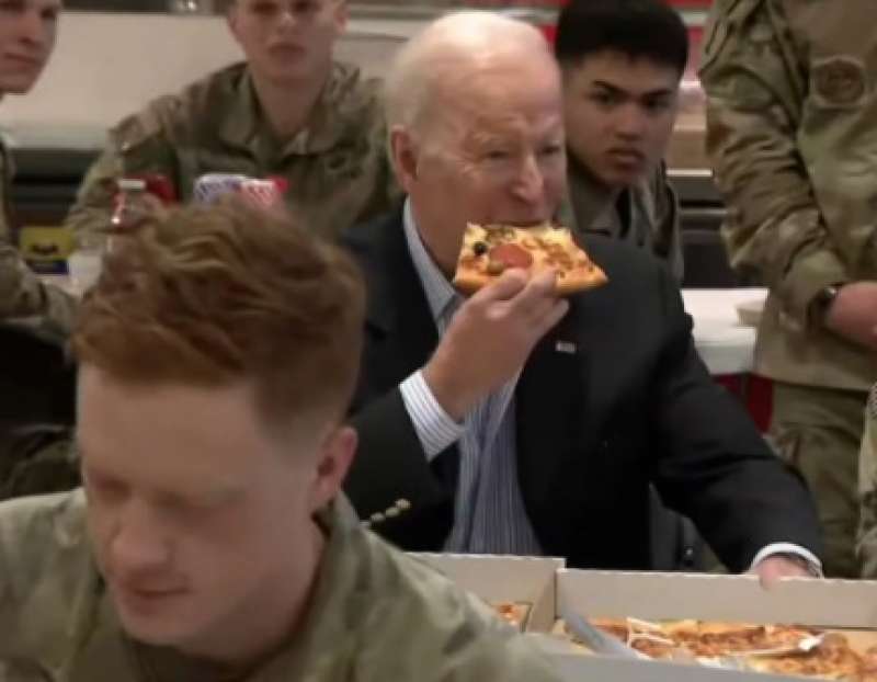 joe biden mangia la pizza con i soldati americani in polonia 2