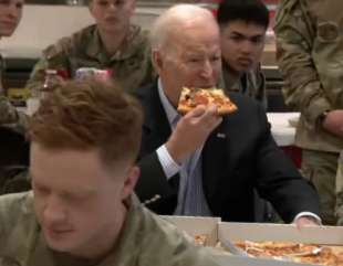 joe biden mangia la pizza con i soldati americani in polonia 2