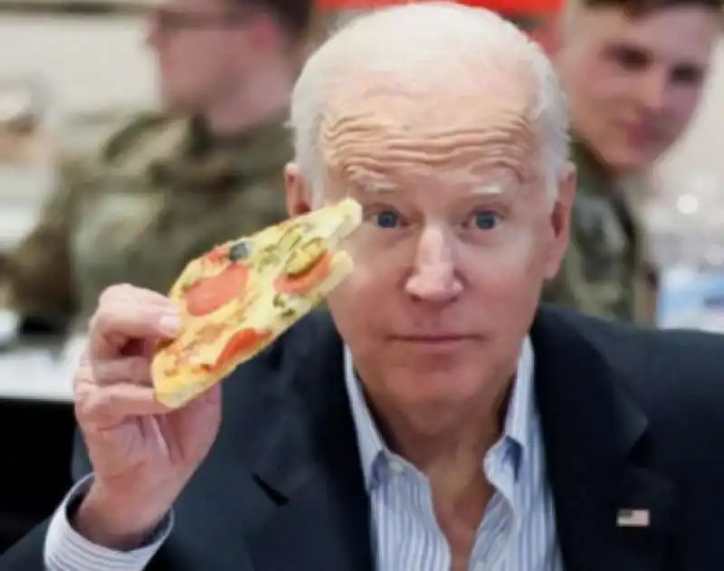 joe biden mangia la pizza con i soldati americani in polonia    3