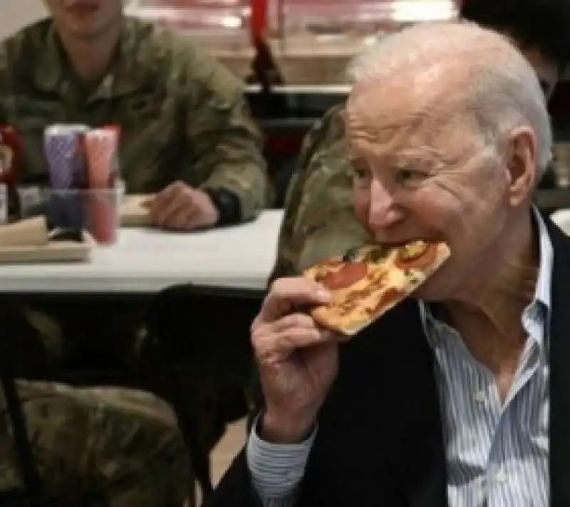 joe biden mangia la pizza con i soldati americani in polonia    4