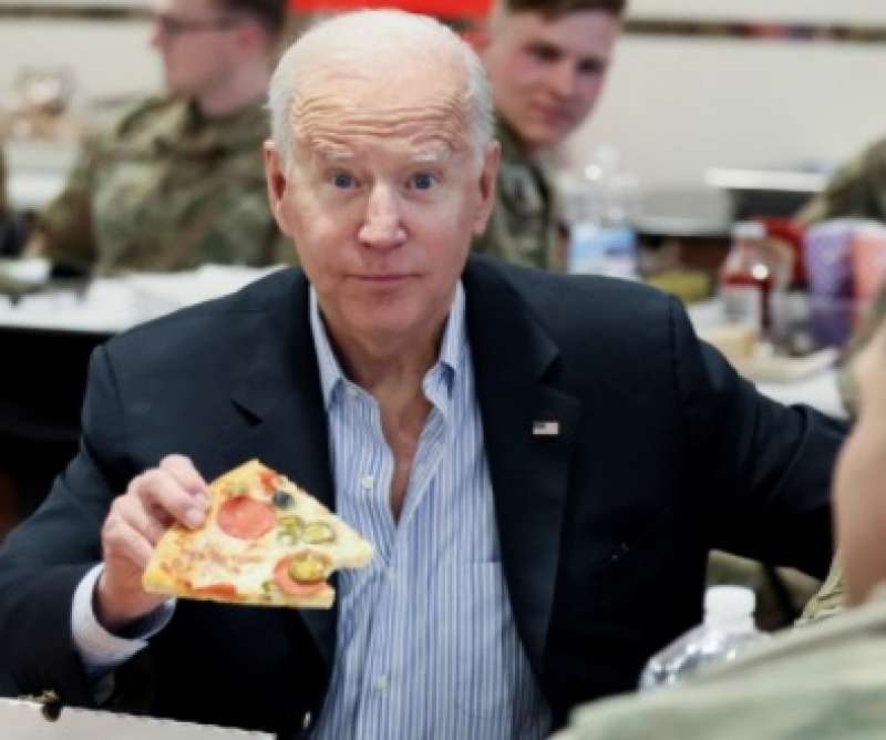 joe biden mangia la pizza con i soldati americani in polonia 5