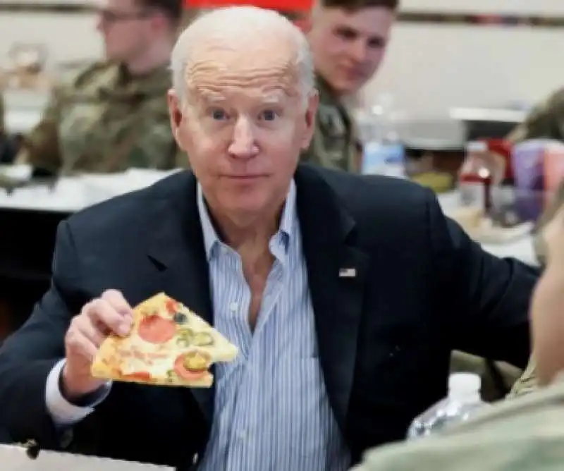 joe biden mangia la pizza con i soldati americani in polonia    5