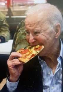 joe biden mangia la pizza con i soldati americani in polonia 6