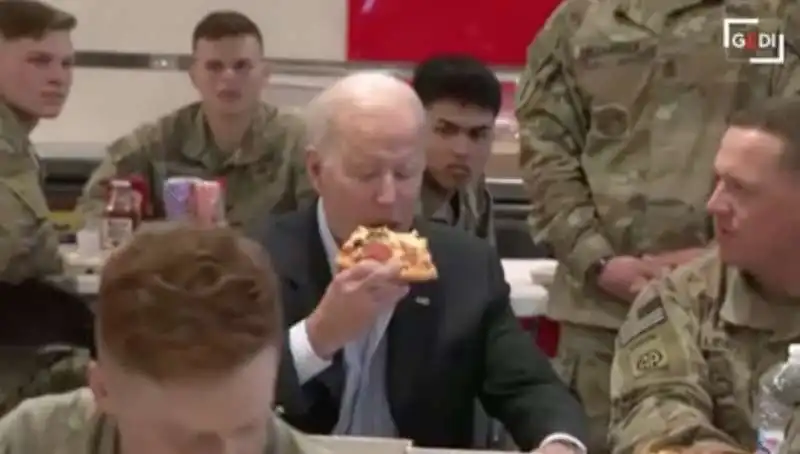 joe biden mangia la pizza con i soldati americani in polonia    9