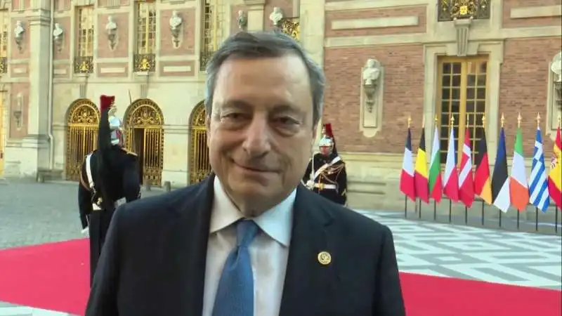 L ARRIVO DI MARIO DRAGHI A VERSAILLES 