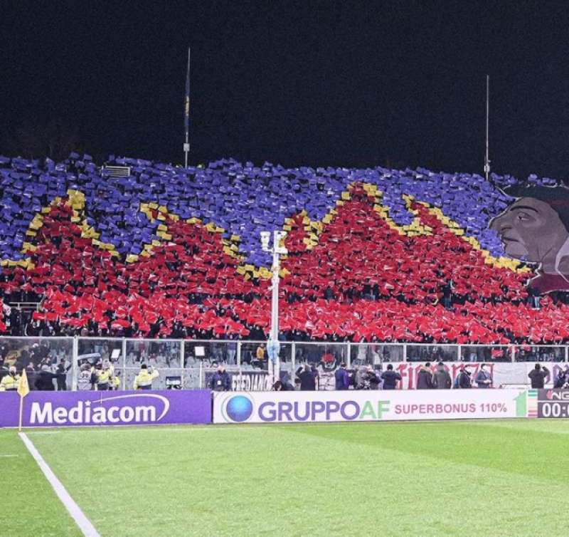 la coreografia dei tifosi della fiorentina contro vlahovic 1