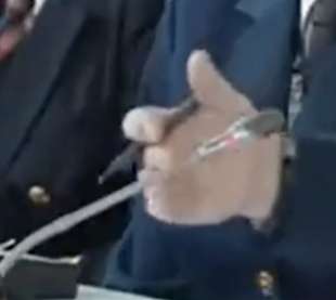 la mano di putin sul microfono presunto video fake