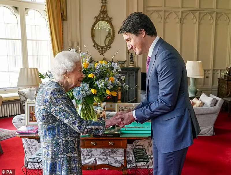 La regina Elisabetta e Justin Trudeau 4