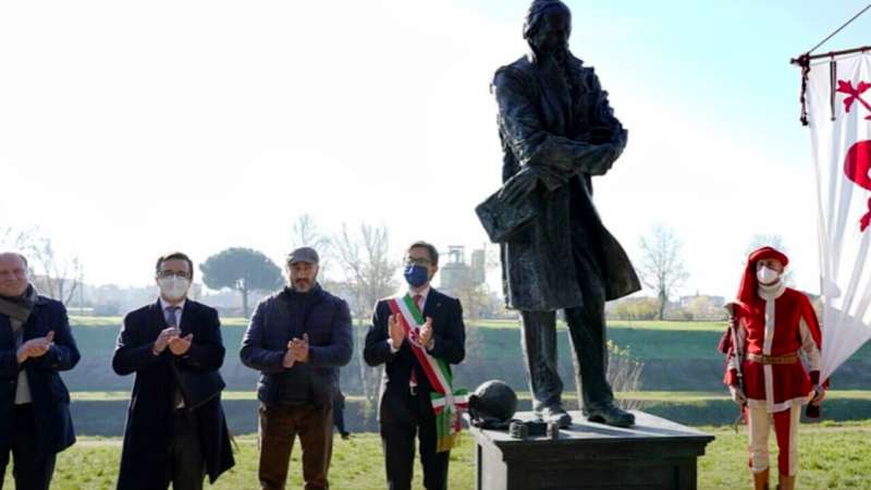 la statua di dostoevskij a firenze