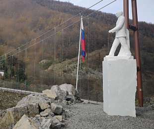 la statua di putin al parco dell'onore e del disonore di vagli 5