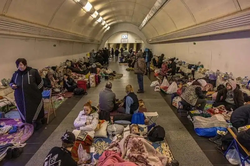 le persone si rifugiano nella stazione della metropolitana di dorohozhychi a kiev, il 2 marzo