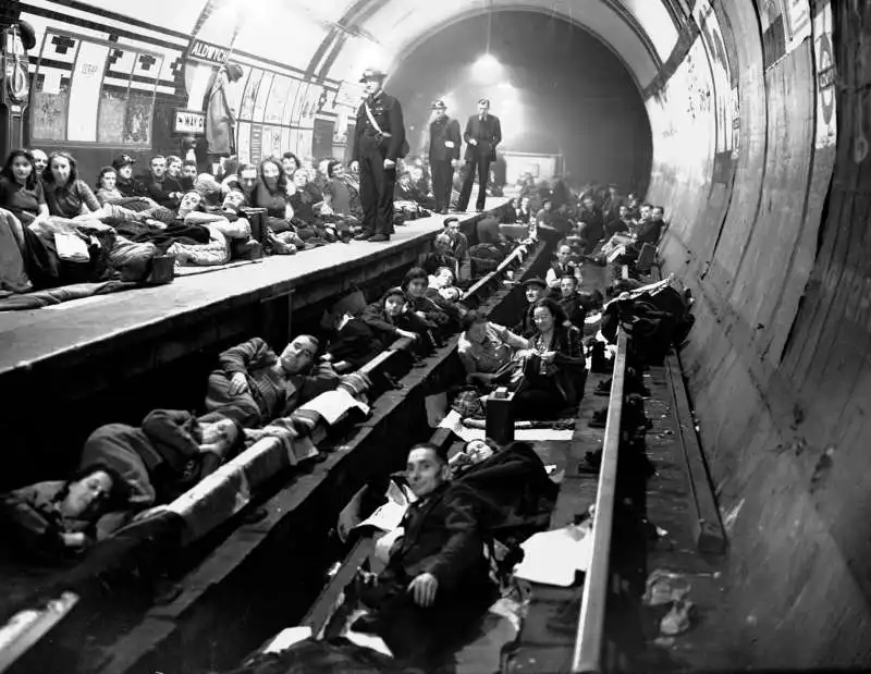 londinesi sul binario del treno alla stazione della metropolitana di aldwych, londra, durante i bombardamenti nazisti, 8 ottobre 1940