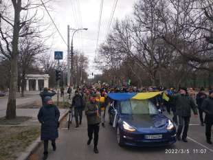 manifestanti a kherson contro occupazione russa 11