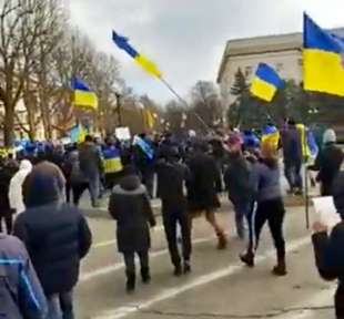 manifestanti a kherson contro occupazione russa 2