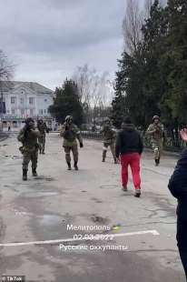 manifestanti a kherson contro occupazione russa 3