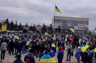 manifestanti a kherson contro occupazione russa 8