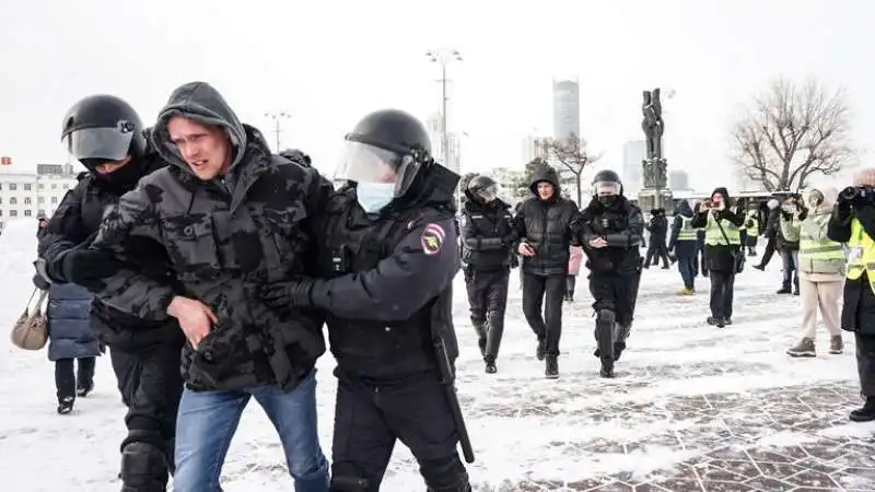 manifestanti contro la guerra arrestati in russia 4