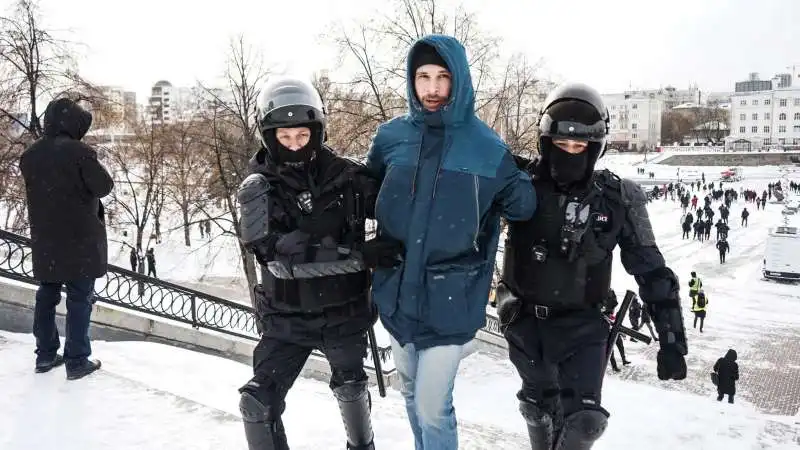 manifestanti contro la guerra arrestati in russia 5