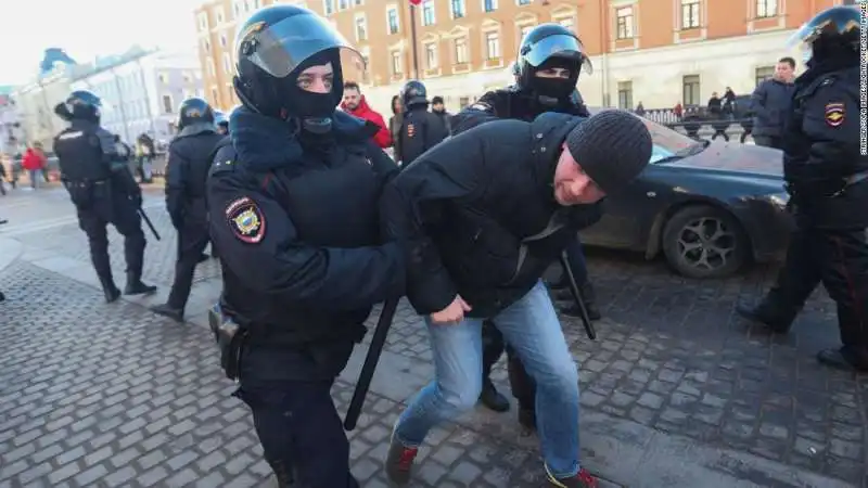 manifestanti contro la guerra arrestati in russia 7