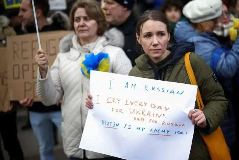 Manifestanti russi a Londra