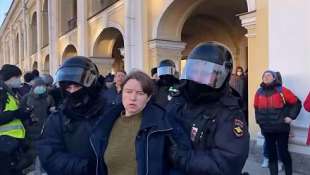 manifestanti russi arrestati per proteste contro guerra1