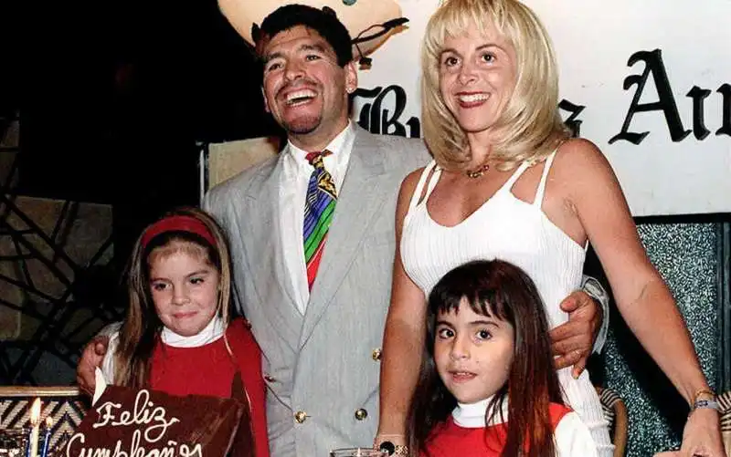 MARADONA CON MOGLIE E FIGLIE 