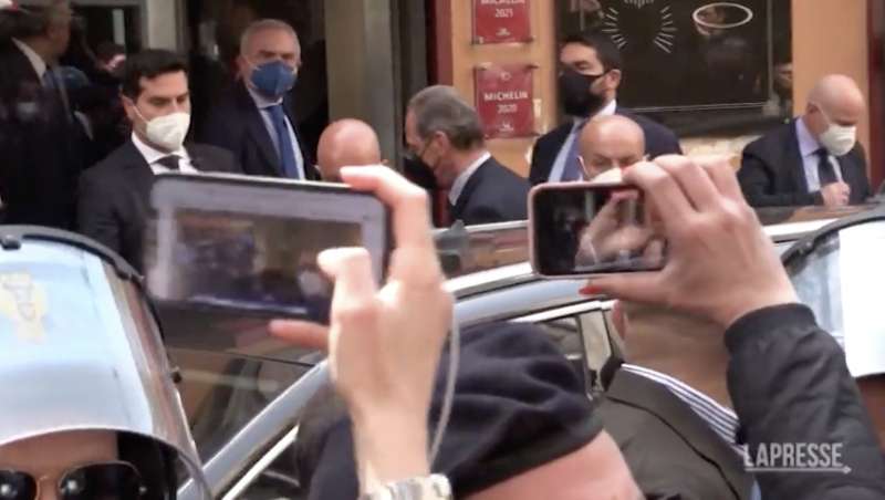 mario draghi contestato al rione sanita di napoli 2