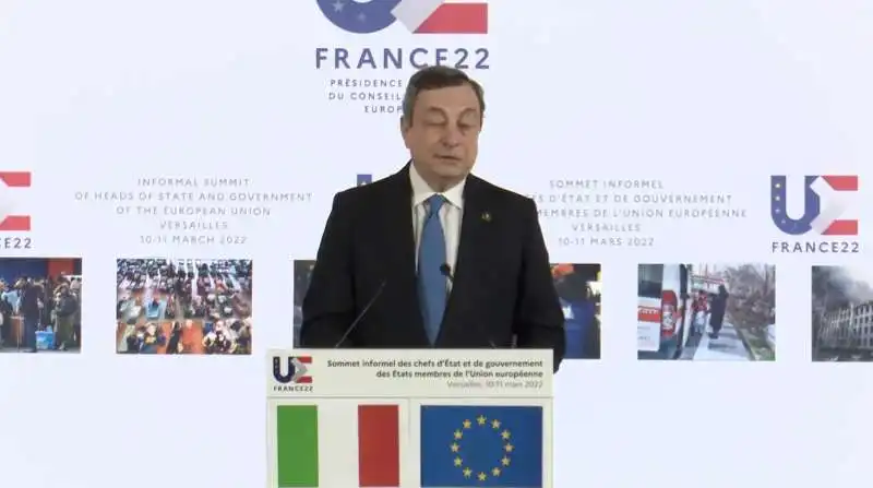 MARIO DRAGHI IN CONFERENZA STAMPA A VERSAILLES