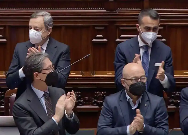 mario draghi luigi di maio roberto garofoli roberto cingolani   applausi per zelensky 