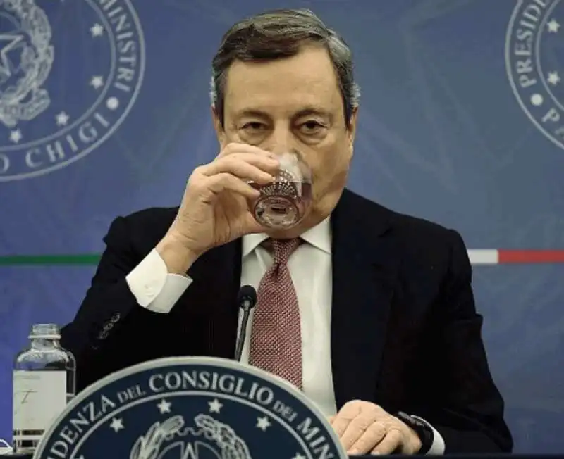 MARIO DRAGHI SORSEGGIA ACQUA