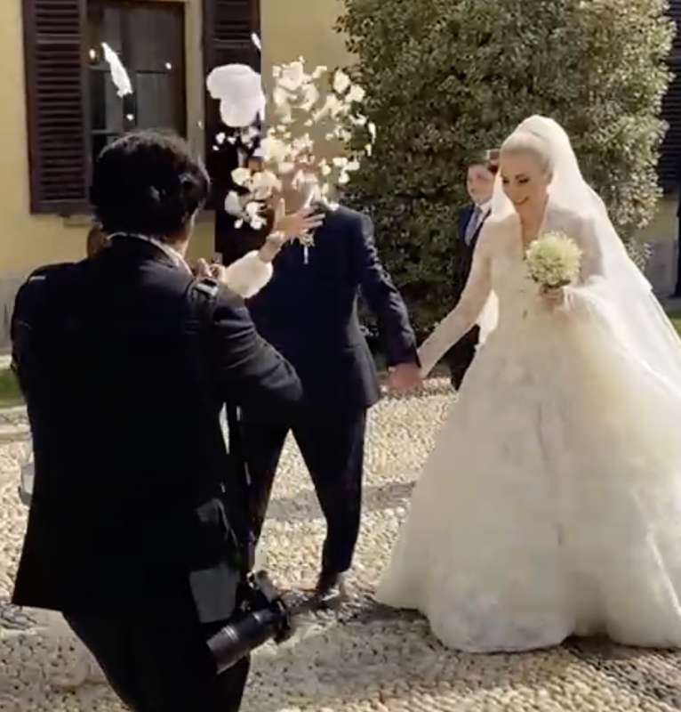 matrimonio berlusconi fascina larrivo degli sposi a villa gernetto