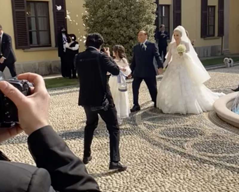 matrimonio berlusconi fascina larrivo degli sposi a villa gernetto