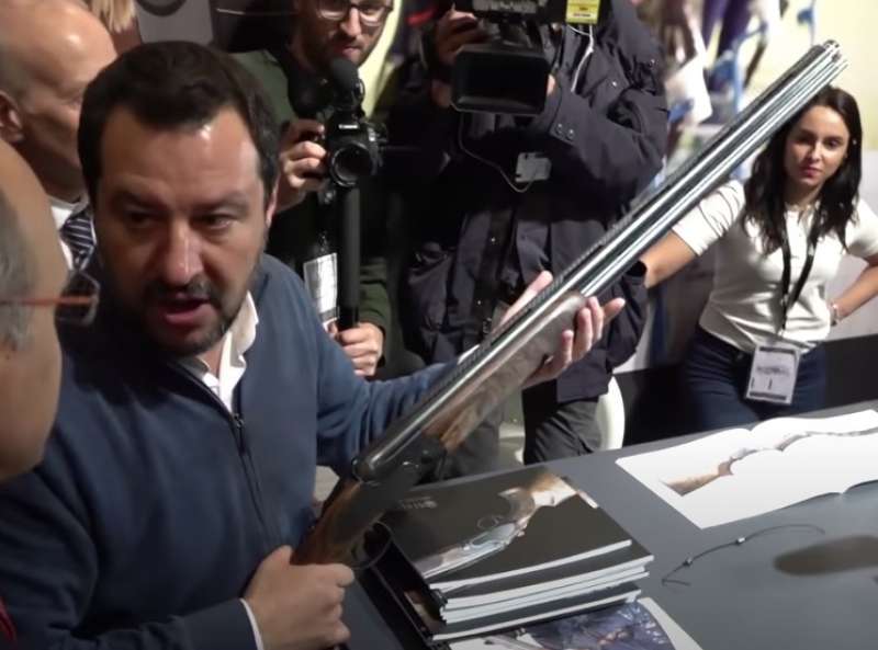 matteo salvini con le armi 2