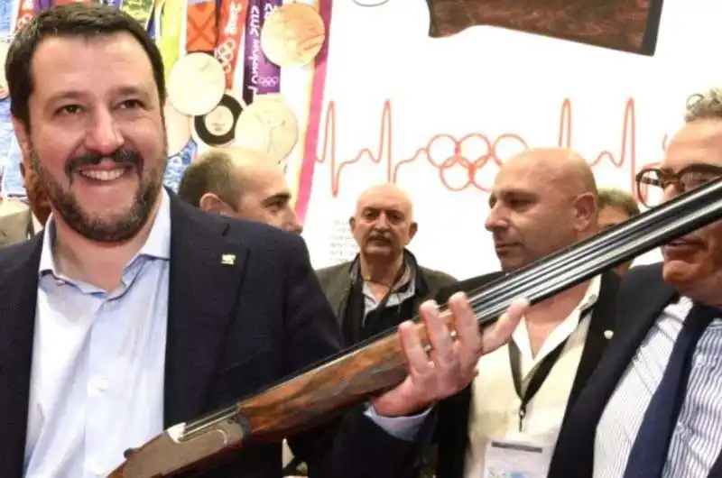 matteo salvini con le armi 4