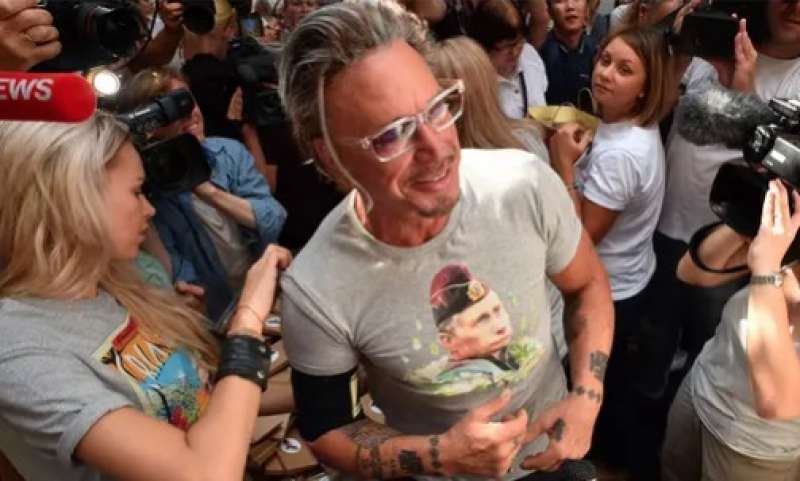 MICKEY ROURKE CON LA MAGLIETTA DI PUTIN