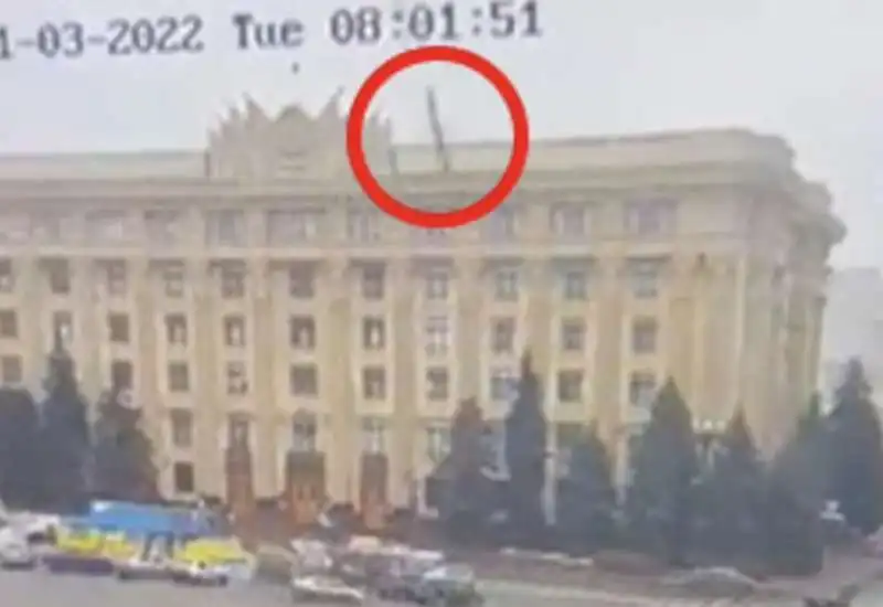 missile sul palazzo del governo di kharkiv   1