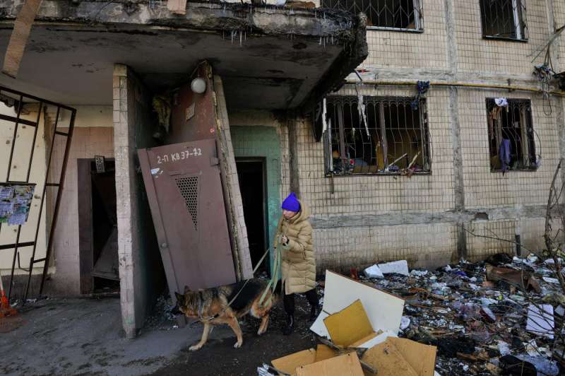 missili russi colpiscono un palazzo residenziale a kiev 28