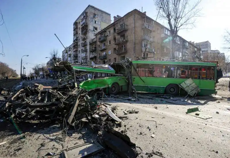 missili russi colpiscono un palazzo residenziale a kiev   29